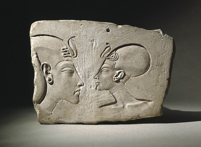 Akhenaten and Nefertiti scale comparison