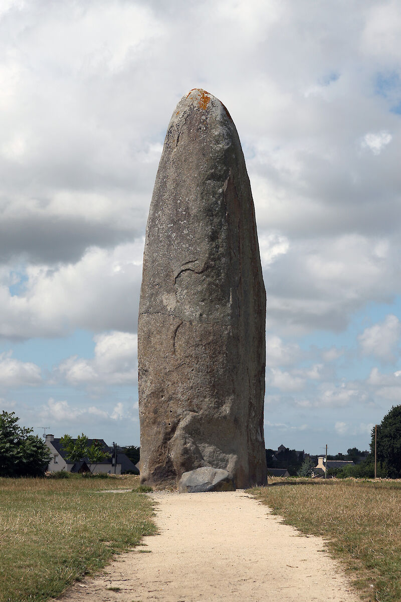 Menhir de Champ-Dolent scale comparison