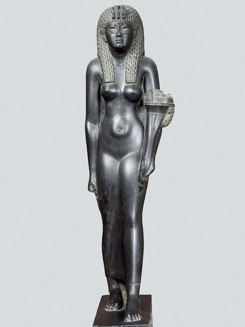 Sculpture of Cleopatra scale comparison