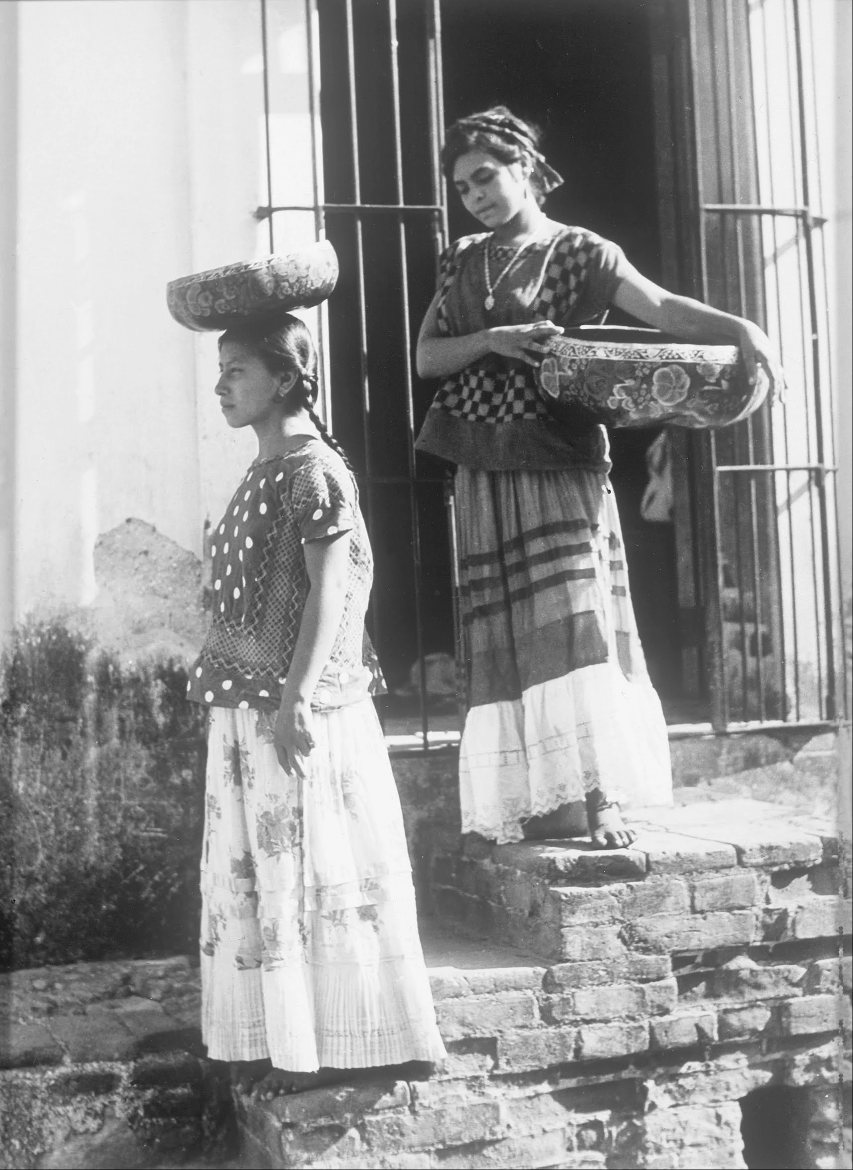 Two Women from Tehuantepec with jicalpextle, Tina Modotti